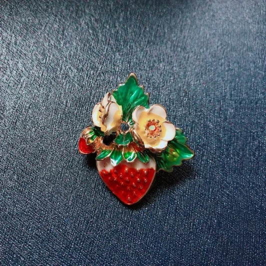 Strawberry & Blossom Brooch – Red and Cream – main view
