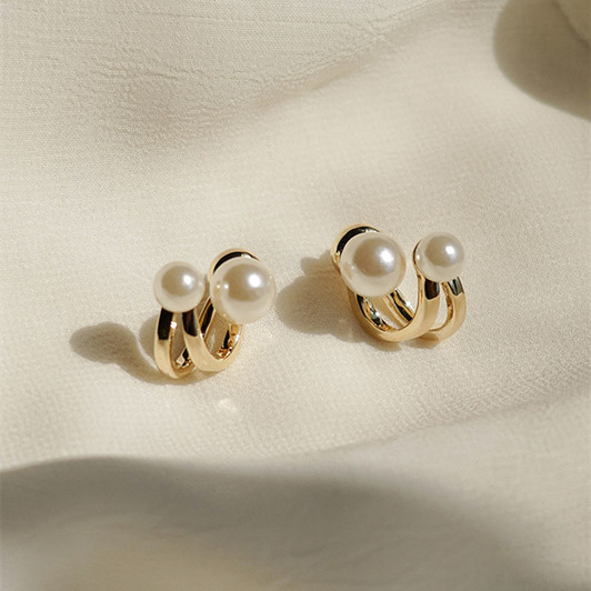 Gold-Tone Pearl-Effect Cluster Stud Earrings – E400