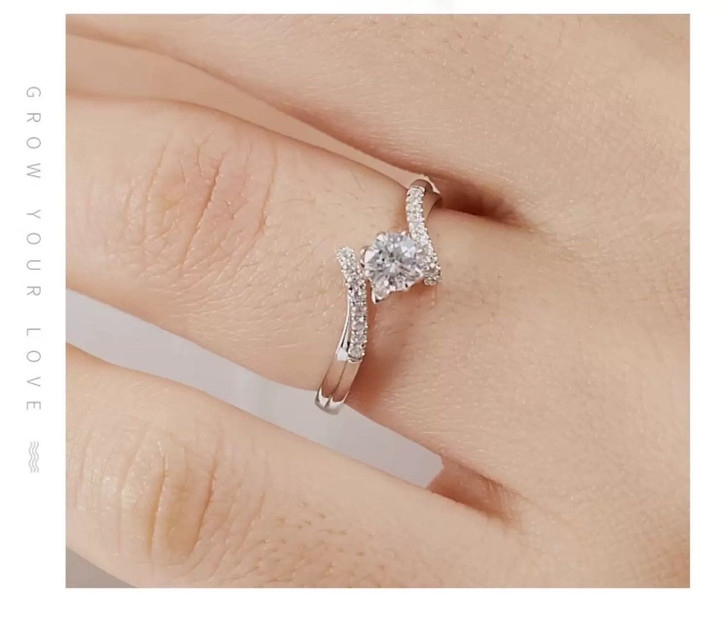 Twist Arm 18K Gold Lab-Grown Diamond Ring 4 Claw