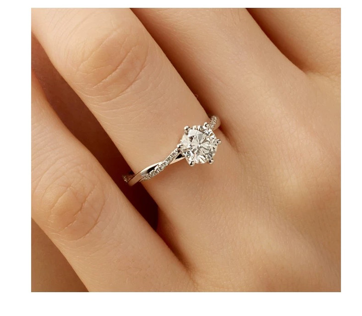 Classic Crown Style 18K Gold Lab-Grown Diamond Ring 6 Claw