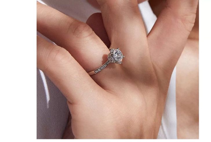 Romantic Bouquet Design 18K Gold Lab-Grown Diamond Ring 4 Claw