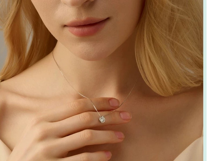 Small Lucky 18K White Gold Lab-Grown Diamond Necklace 0.30ct IGI