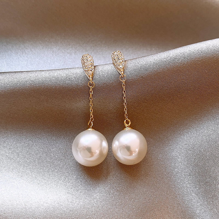 Gold-Tone Pearl-Effect Chain Drop Earrings – 35 mm – detail view 2