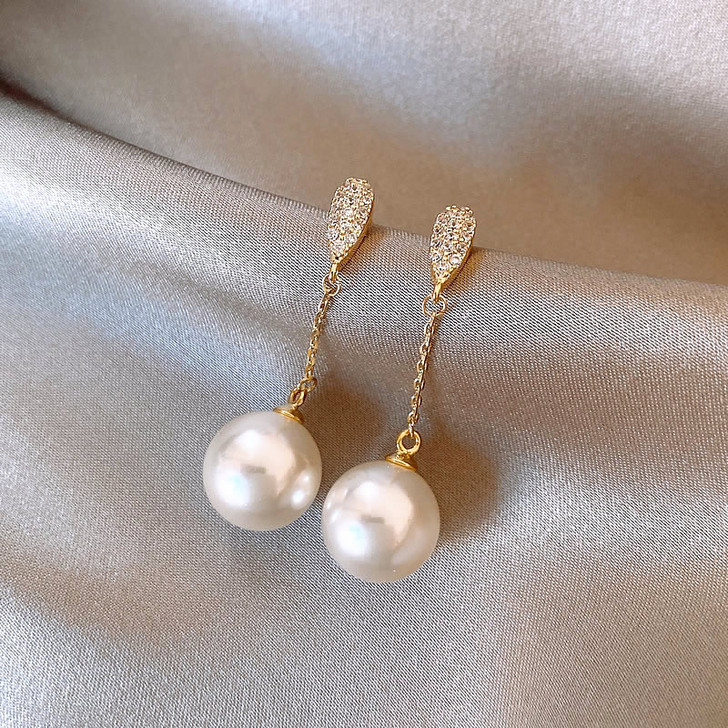 Gold-Tone Pearl-Effect Chain Drop Earrings – 35 mm – detail view 3
