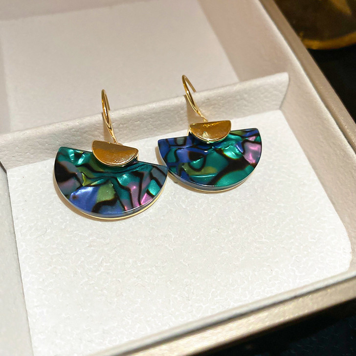 Abalone-Effect Fan Drop Earrings – 30 mm – detail view 2