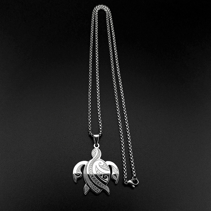 Silver-Tone Engraved Sea Turtle Pendant Necklace – 60 cm – detail view