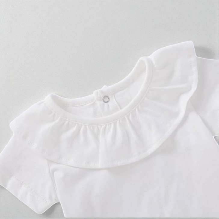 Minnie Me White Romper Cotton Essential, close-up of a white baby romper with ruffled collar and short sleeves made of soft cotton fabric.