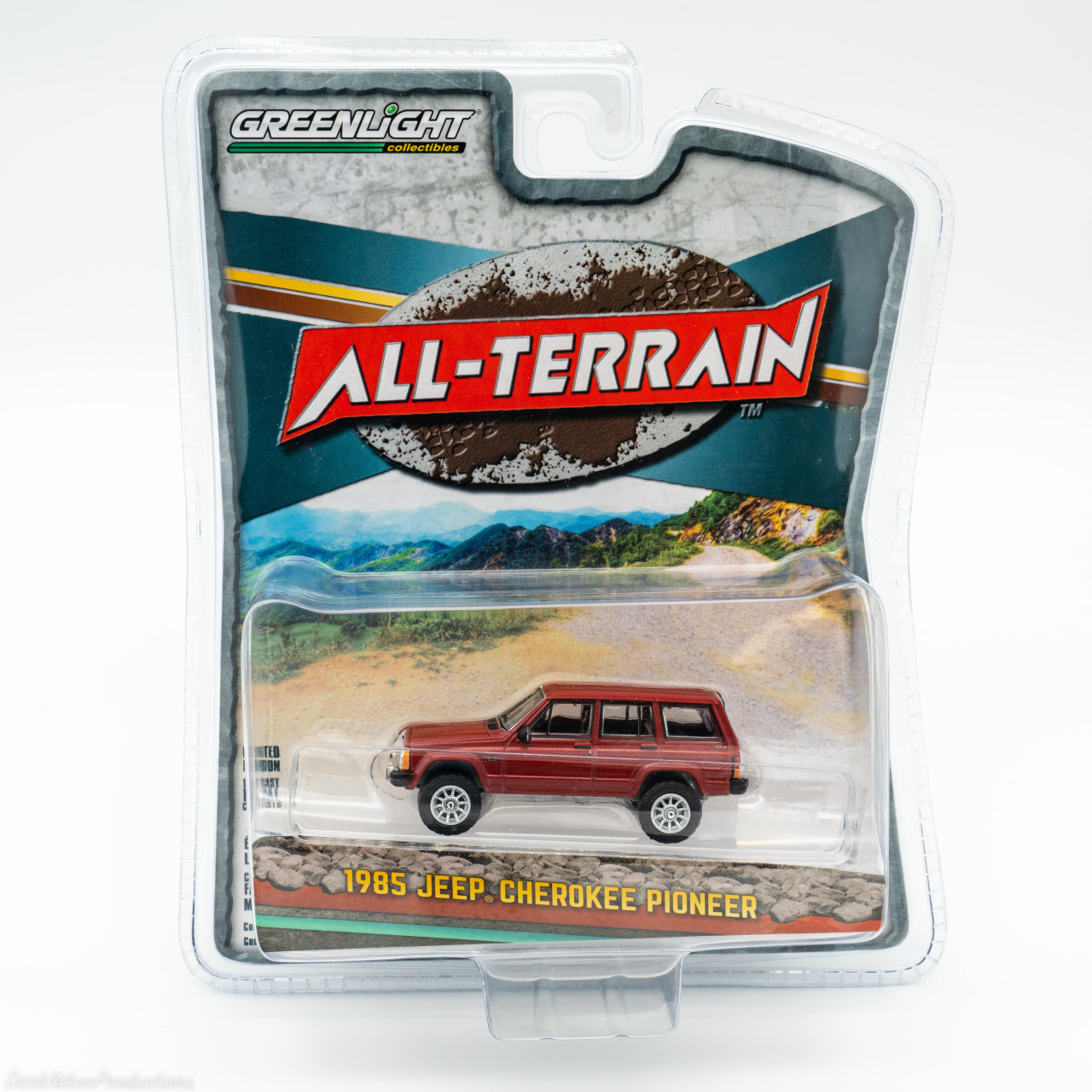 Greenlight 1/64 All Terrain 12 1985 Jeep Cherokee Pioneer RED 35210A