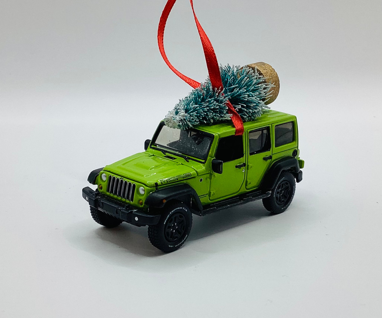 Gecko Green Diecast Jeep Wrangler JKU Ornament with Tree