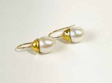 Baroque pearl earrings in 14k gold setting