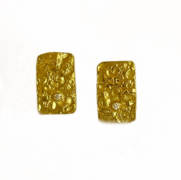 18K gold textured earrings with diamond