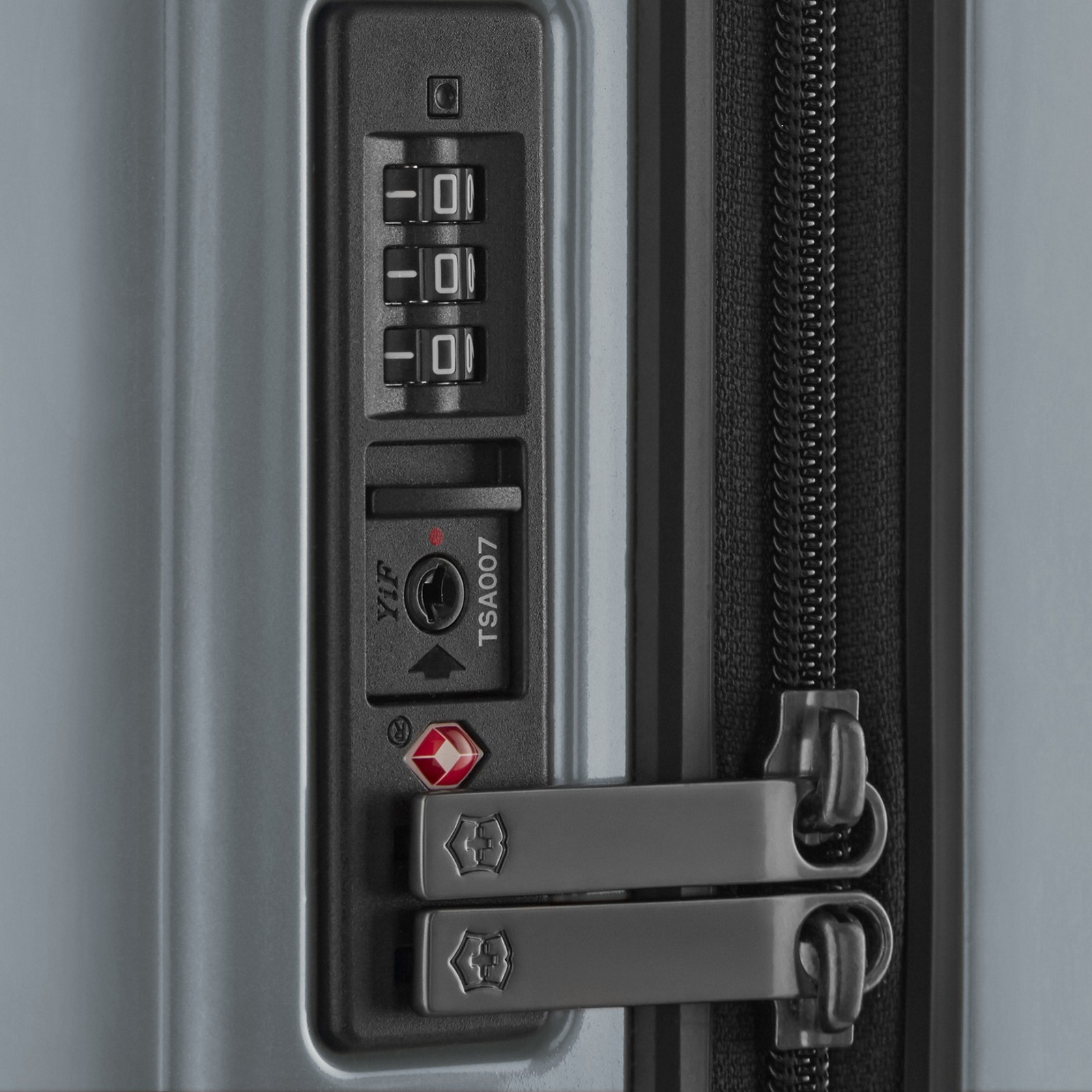 
Victorinox Airox 69cm Medium Suitcase Silver