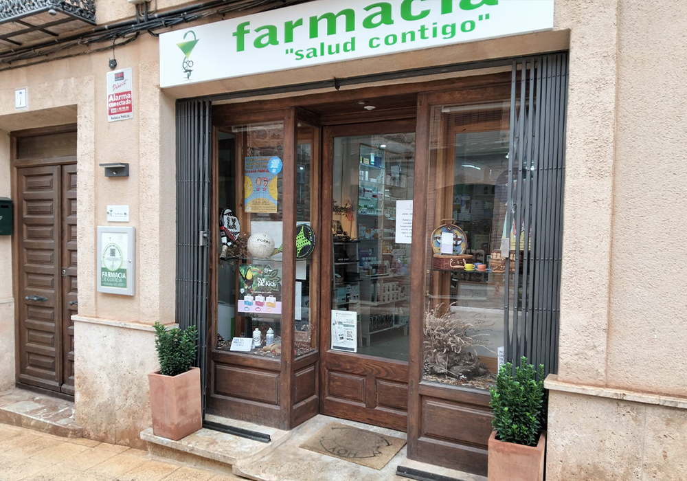 Fachada de la farmacia Delgado Casas en Torre de Juan Abad, Ciudad Real