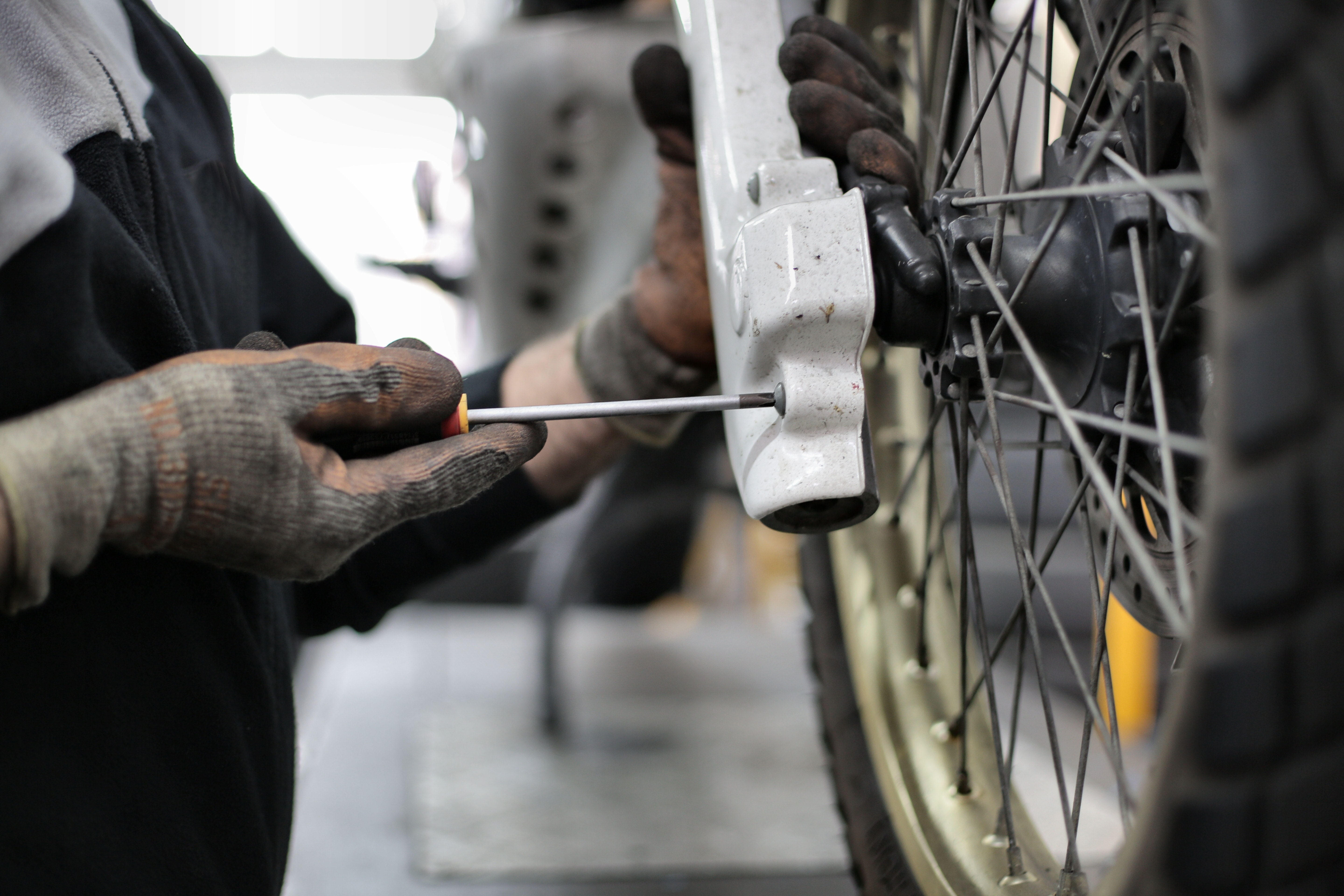 Mechanic attaching a tyre clamp to a tyre