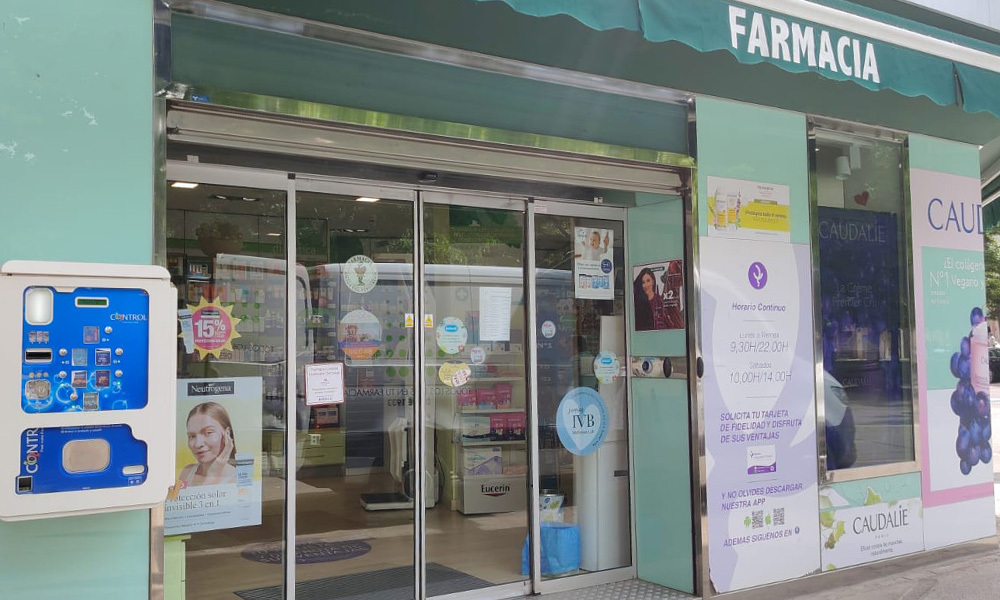 Entrada de la Farmacia Mar Escudero