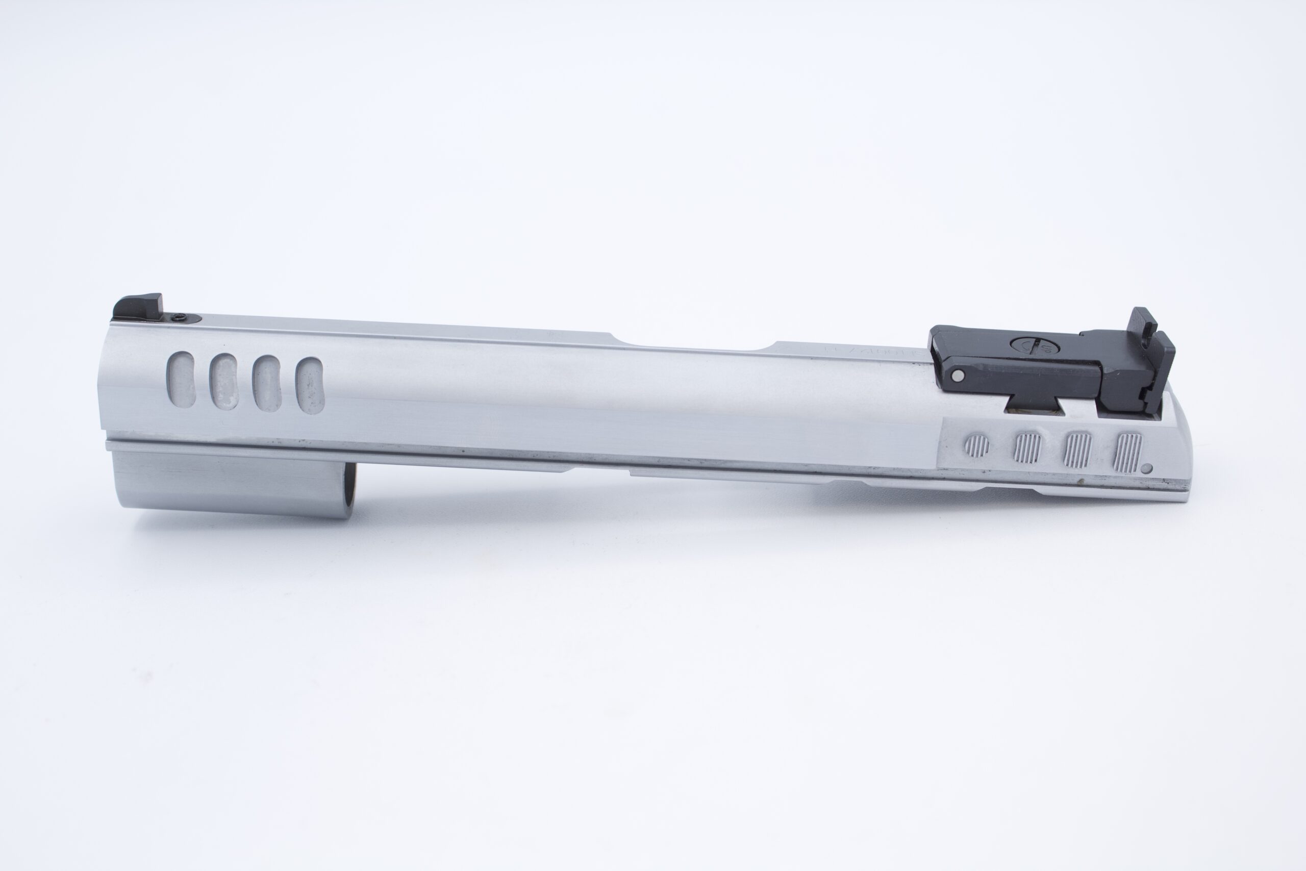Lampe Torche LED Defiant 500 Lumens - Aluminium, Mise Au Point Coulissante, Piles AAA - Modèle 1008 524 386