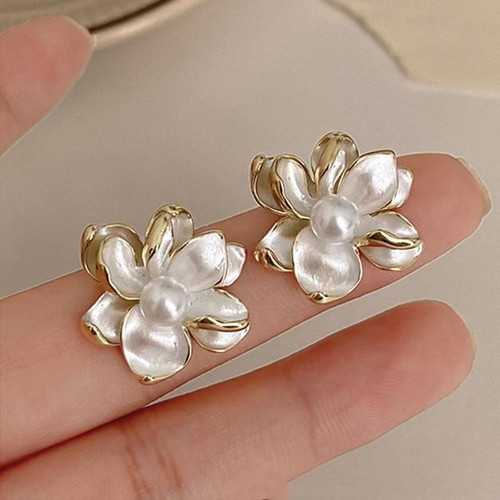 Pretty white and gold coloured flower earrings with faux pearl on posts