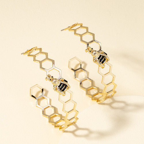 3/4 hoop earrings with honeycomb look and bee detail