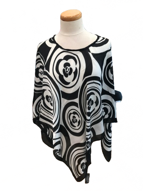 Summerweight poncho - 60s style black and white floral design Summerweight poncho - 60s style black and white floral design