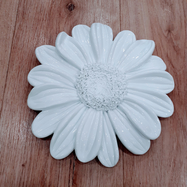 White flower polyresin wall hanging daisy 34cm
