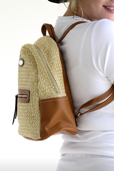 Straw backpack natural colour with tan straps