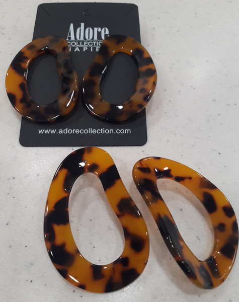 Oval Tortoise Shell earrings on post