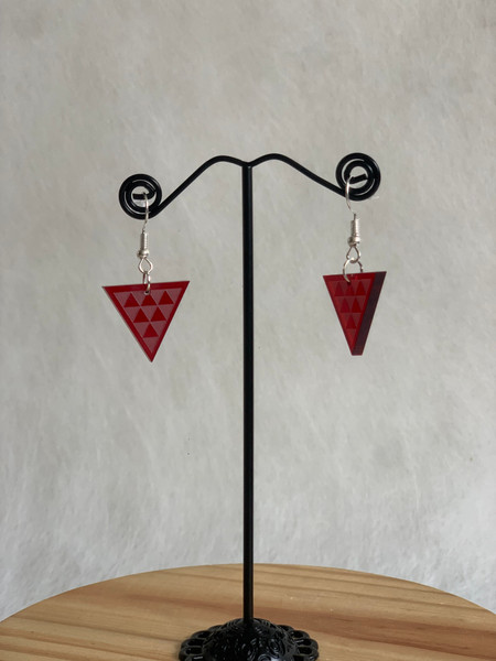 Taaniko Triangle small acrylic earrings with red tint