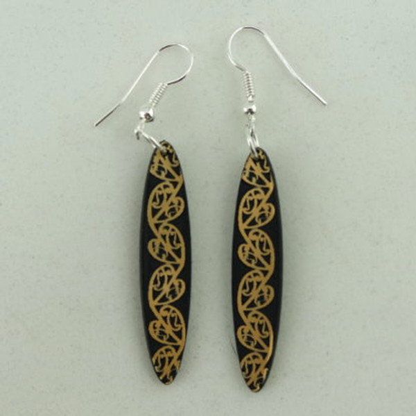 Kowhaiwhai oval small - black with metallic gold detail