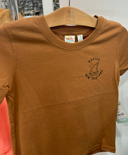 Brown children's Napier NZ souvenir t-shirt with shark fin on the  front and beach scene on the reverse - size 4-