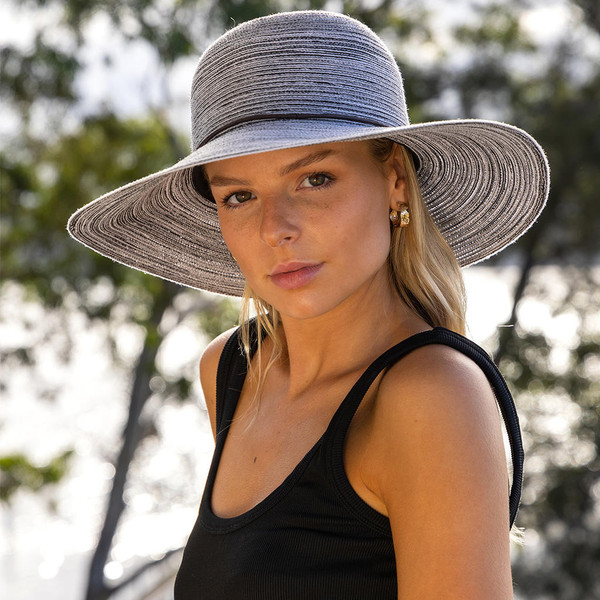 Bermuda capeline sun hat - black and white