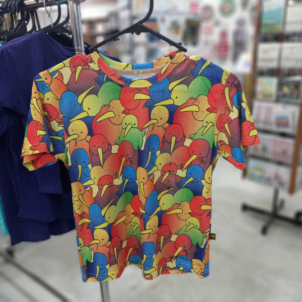 Kids’ T-shirt featuring a colourful rainbow kiwi design