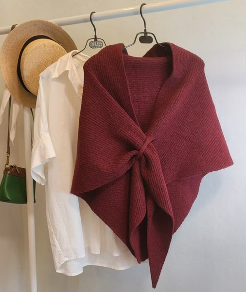 Women's warm knit cape with pull-through fastener | various colours