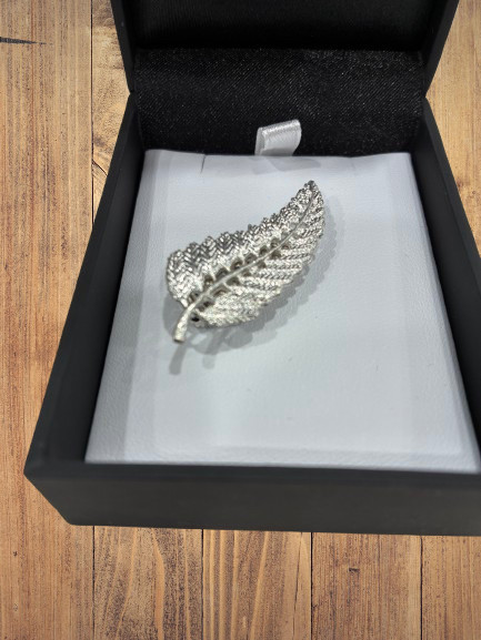 Silver plated NZ silver fern brooch (boxed)