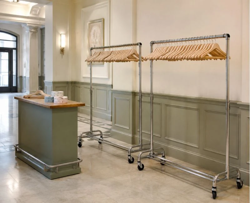 Mobile cloakroom equipment for conferences