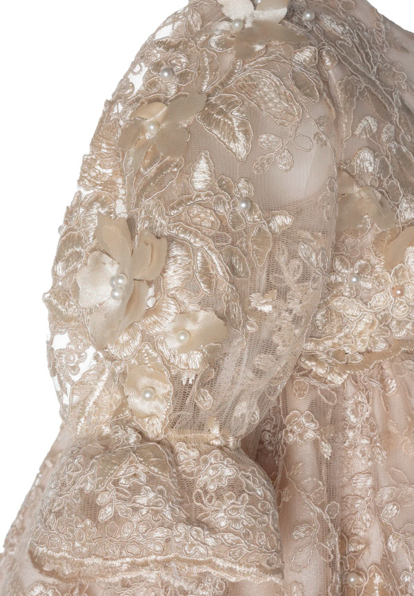 Ropón de bautizo M35 para niña beige + Vestido de fiesta