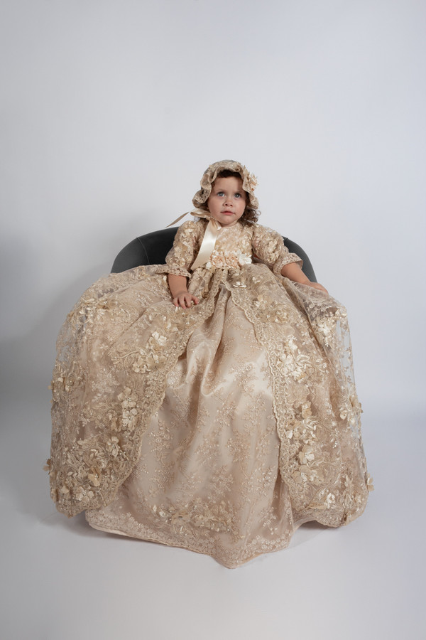 Ropón de bautizo M35 para niña beige + Vestido de fiesta