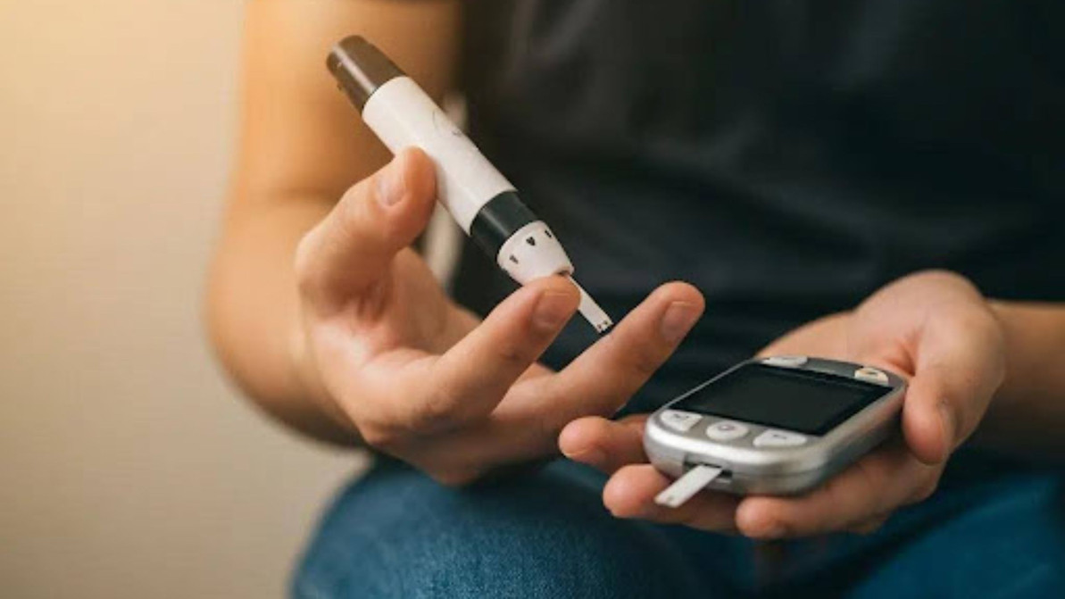 Finger-Prick vs CGM: Pros, Cons & When Each Is Used