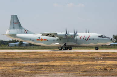 Hobby Boss 1/144 Chinese Shaanxi Y-8