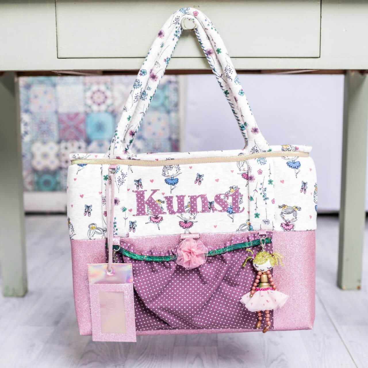 Structured fabric bag created with Vlieseline Style-Vil Fix fusible foam interlining, showing padded shape and professional finish.