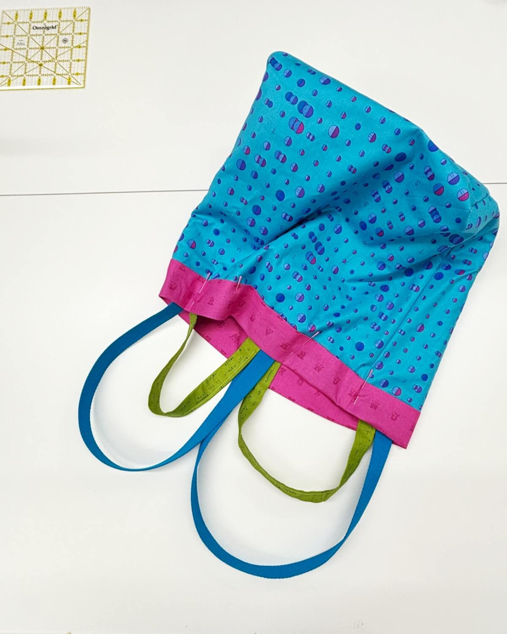 Exterior bag with contrast top band and both handle sets pinned in place. Lower corners boxed, ready to stitch.