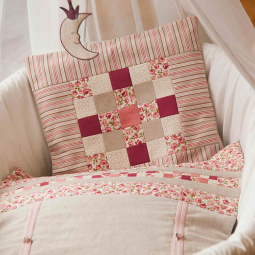 Cushion with patchwork squares sewn using Vlieseline Quilter’s Grid, demonstrating precise seam alignment and neat finish.