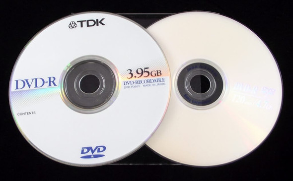 TDK DVD-R Single-Sided 3.95GB Disc in a Jewel Case (DVD-R395S) view of both sides of the disc