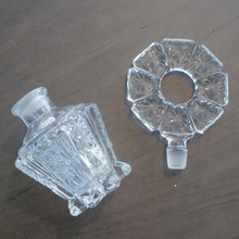 Beautiful collectible glass perfume bottle.  Made in the USA in the 1940s.   Art deco style.