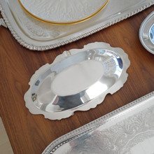 Graceful and stylish, this Wallace Silversmiths bread tray in the Royal Rose pattern is ideal for entertaining. Its ornate raised border and gleaming silver-plated surface make it a sophisticated addition to any table setting.