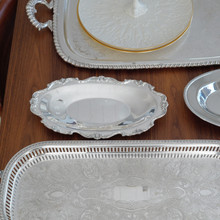 This Wallace Royal Rose 9807 tray is a timeless silver-plated serving piece. With delicate floral embellishments and a lustrous finish, it brings vintage elegance to dinner parties, weddings, or everyday décor.