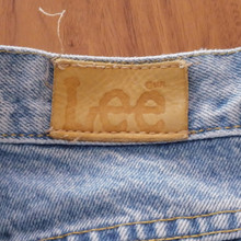Features the iconic Lee leather patch on the back waistband.
