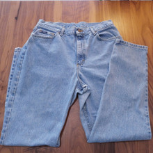 Authentic 1995 Lee Riders women’s jeans in size 16 Medium with classic high-rise fit.