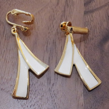 Clip-on style vintage earrings for comfortable wear without piercings.  Excellent vintage condition with bright enamel.