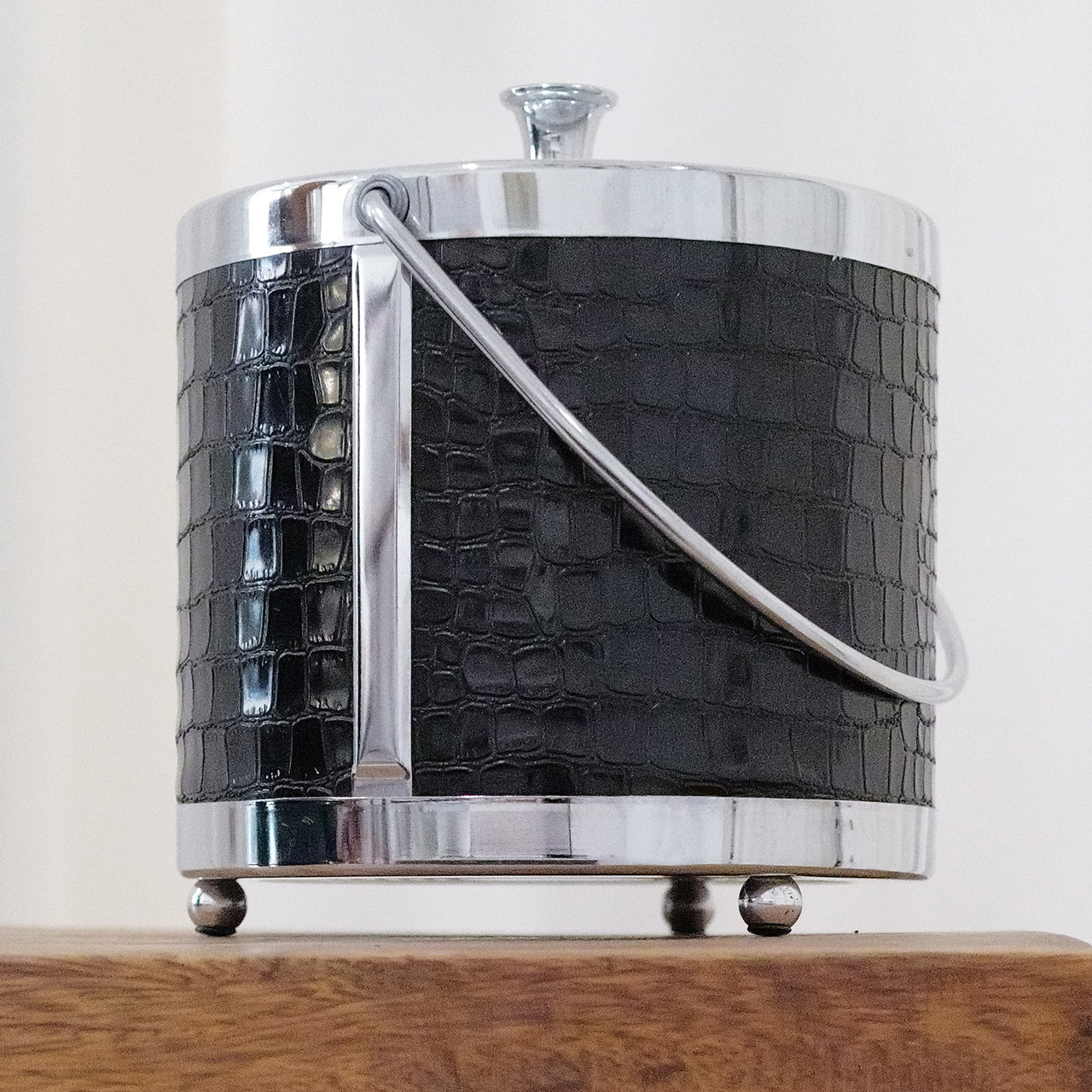 This is pinnacle mid century modern barware.  If you collect MCM decor, this ice bucket is a must have.