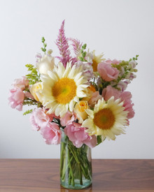 Soft. Sunny. A little wild. An easygoing bouquet inspired by long afternoons and slow summer days.